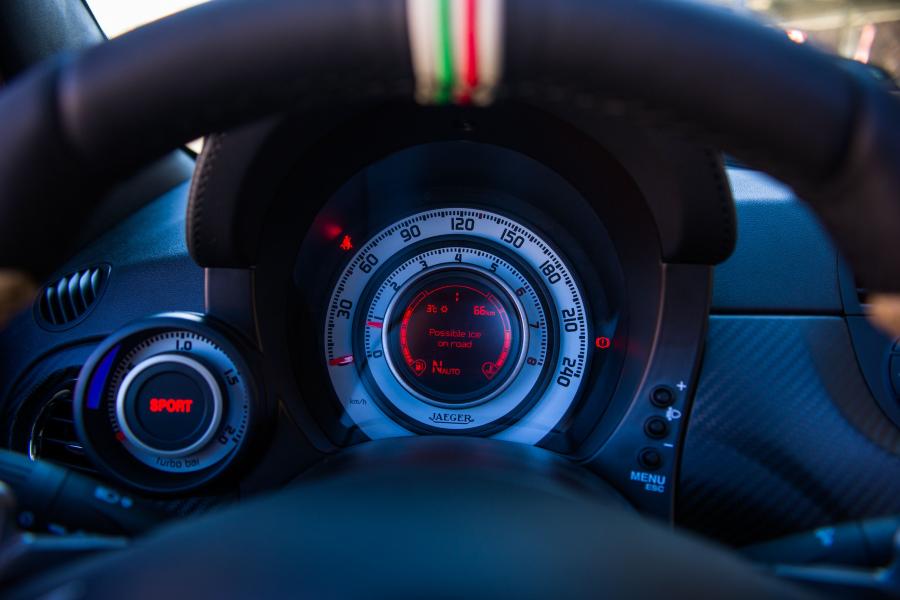 Панель приборов Abarth 695 Edizione Maserati (312) 2013 года  (JP) (фото 6 из 22)